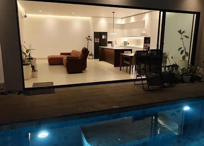 Quiet Enclosed Modern Villa